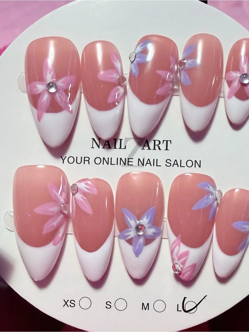 Nail Art Press-On Set in Pink and White with Floral Accents